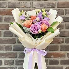 Букет цветов из:  Лизиантусы и Розы в Иславское