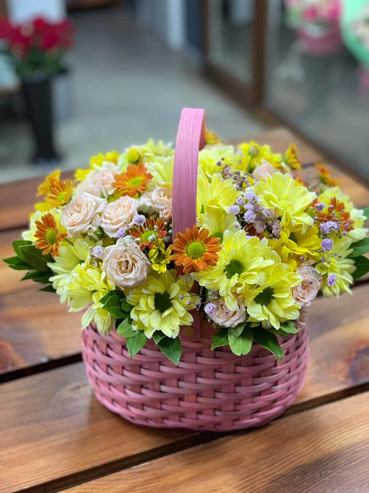 Цветочная композиция из Хризантемы и Розы в корзине в Иславское