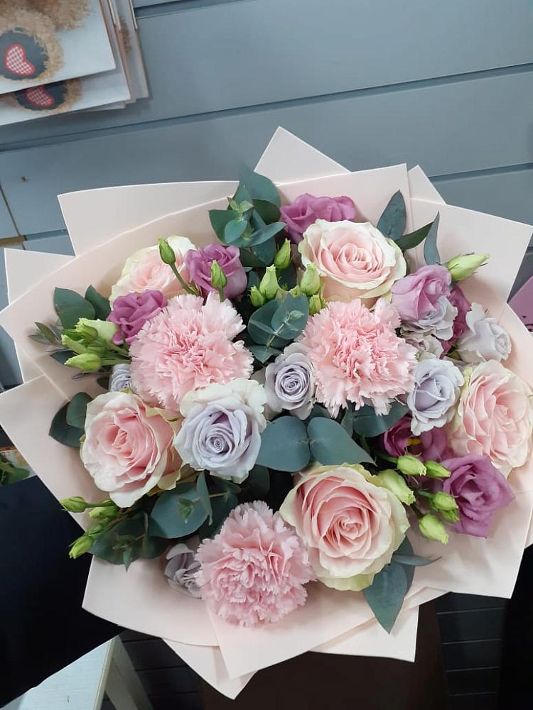 Букет цветов из: Розы, Гвоздики и Лизиантусы в Иславское